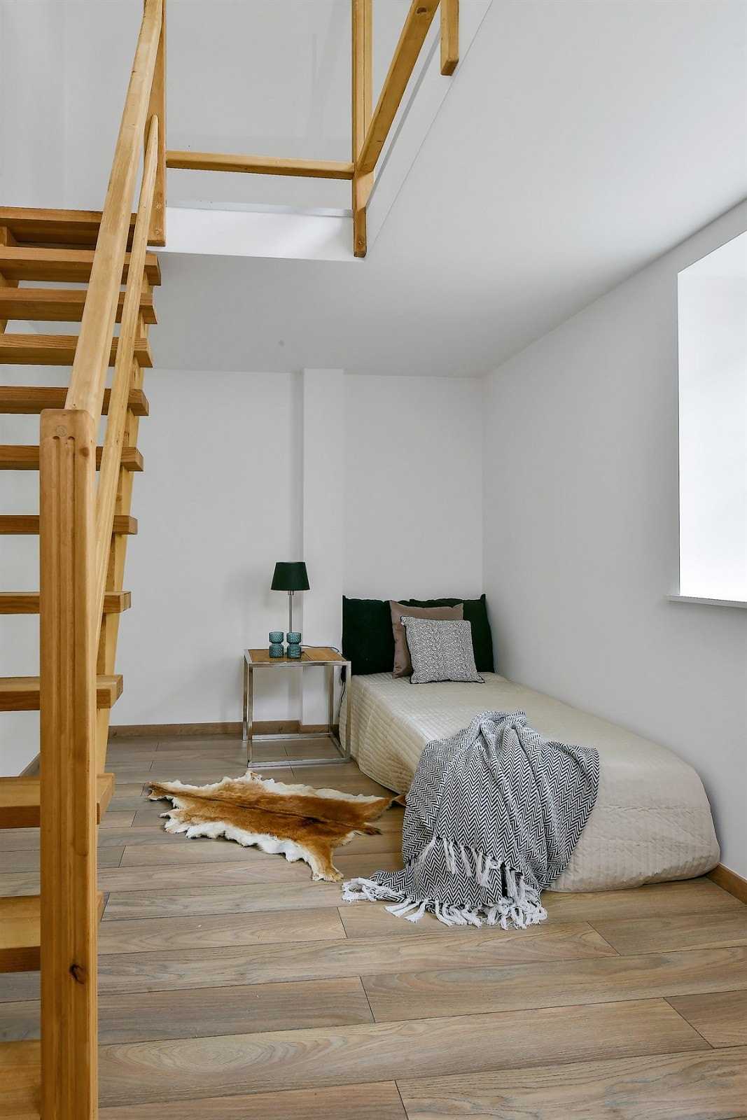 Trappen fører opp til en hems over soverom 2 som ikke er avbildet. Galleribilde