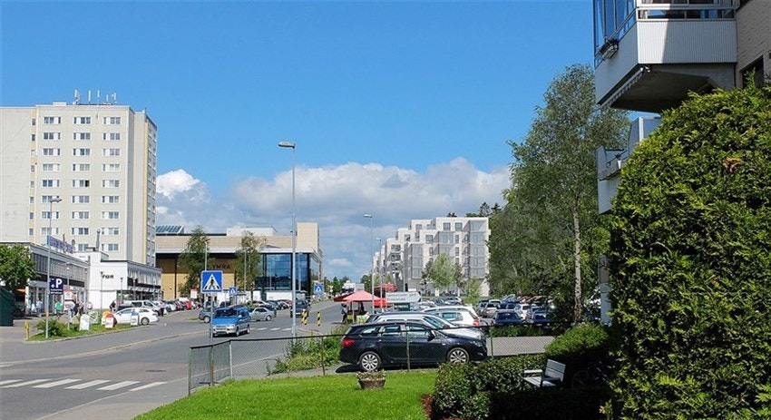 Symra terrasse sett fra Langbølgen i sør, med Lambertseter senter og Symra kino tvers over veien Galleribilde