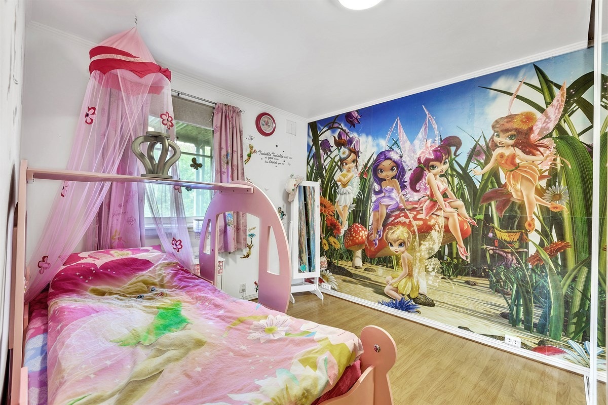 Barneværelse har alvetema og passer eventyrlig godt til en liten prinsesse Galleribilde