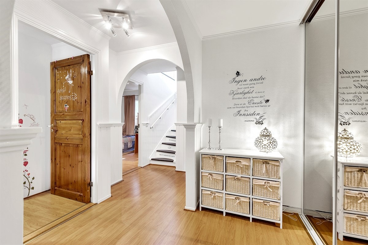 Entreen er direkte tilknyttet et garderoberom med heldekkende speilfronter på skyvedørene Galleribilde