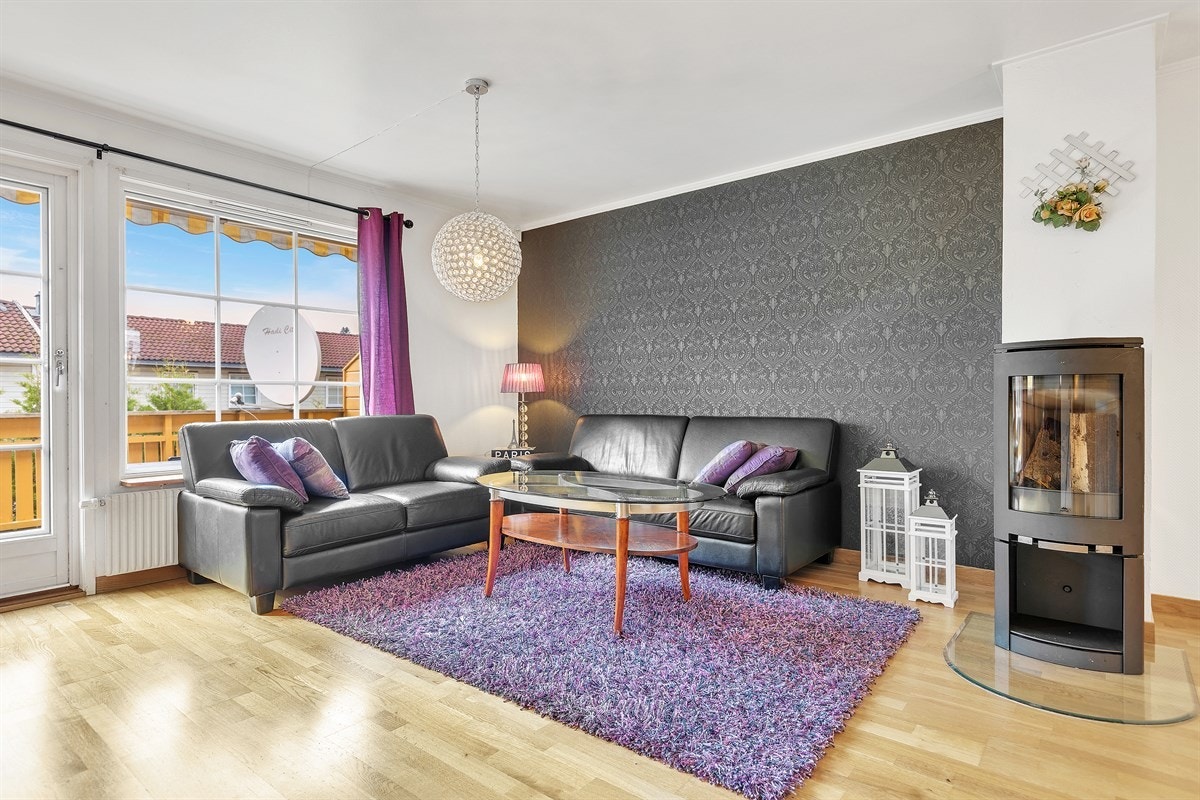 Stuen har gode vindusflater som gir rikelig med lys Galleribilde