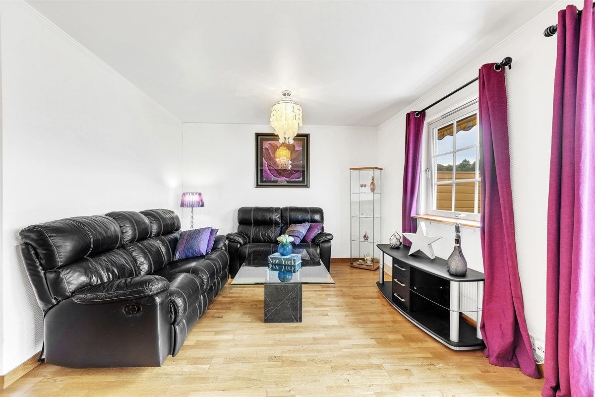 Rekkehuset har en lekker stue i andre etasje Galleribilde