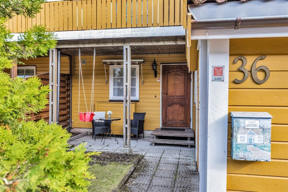 Nyjordstubben 36 er et pent rekkehus med gjennomtenkt romfordeling over to plan Galleribilde