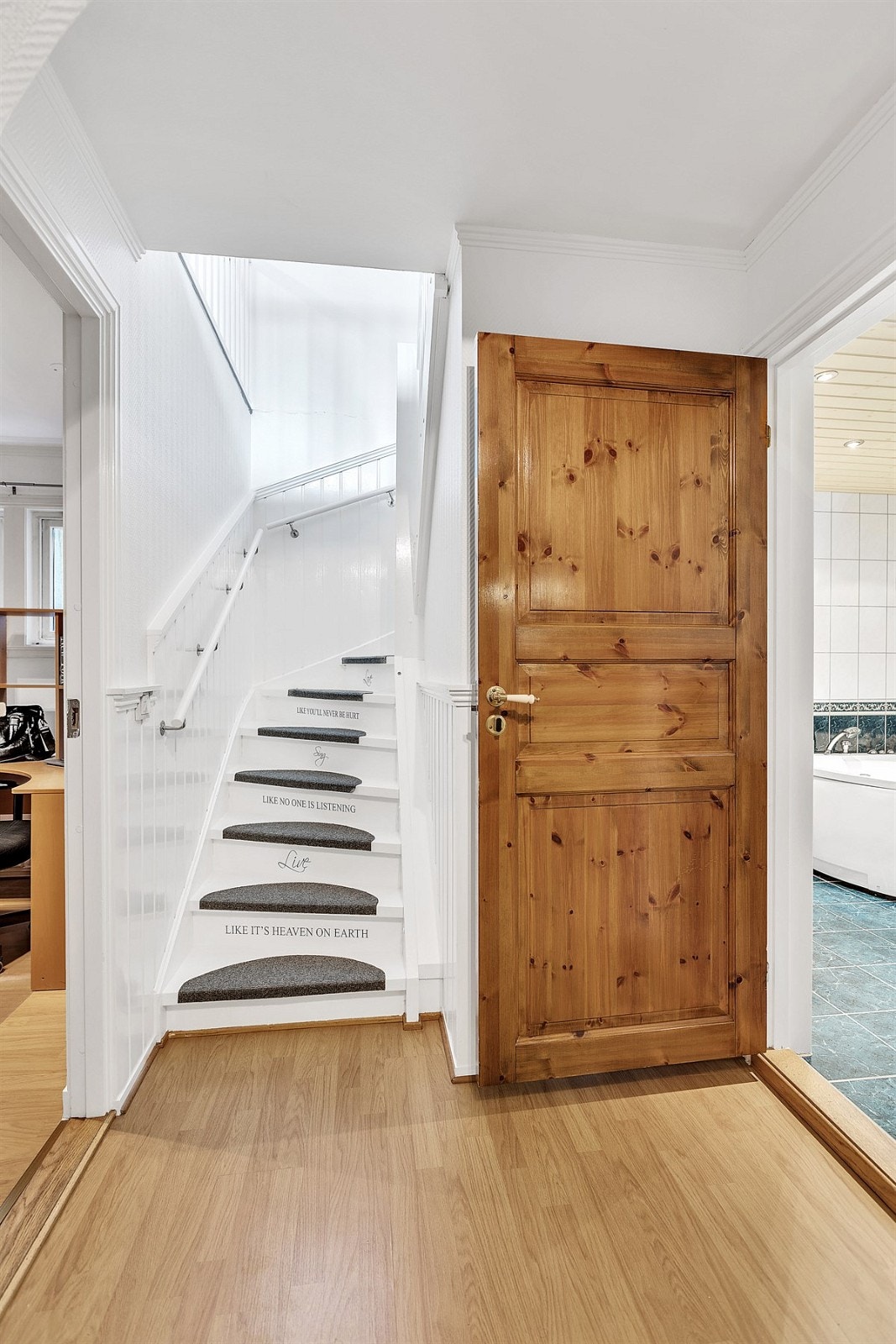 Entré med garderoberom bak skyvedører. Galleribilde