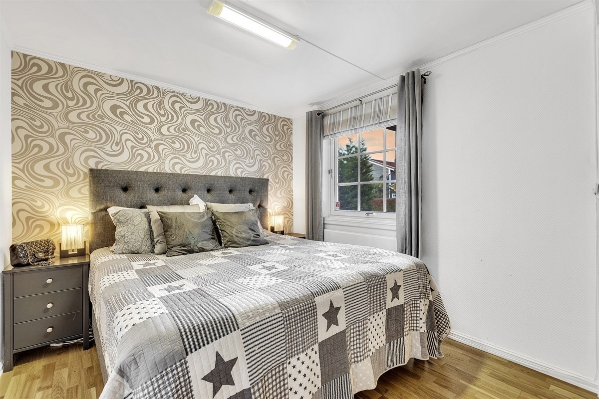 Foreldresoverommet er romslig med en spennende fondvegg. Galleribilde