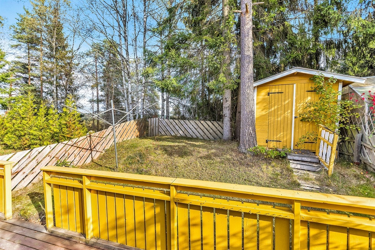 Stor terrasse med plass til lek og grillfest Galleribilde