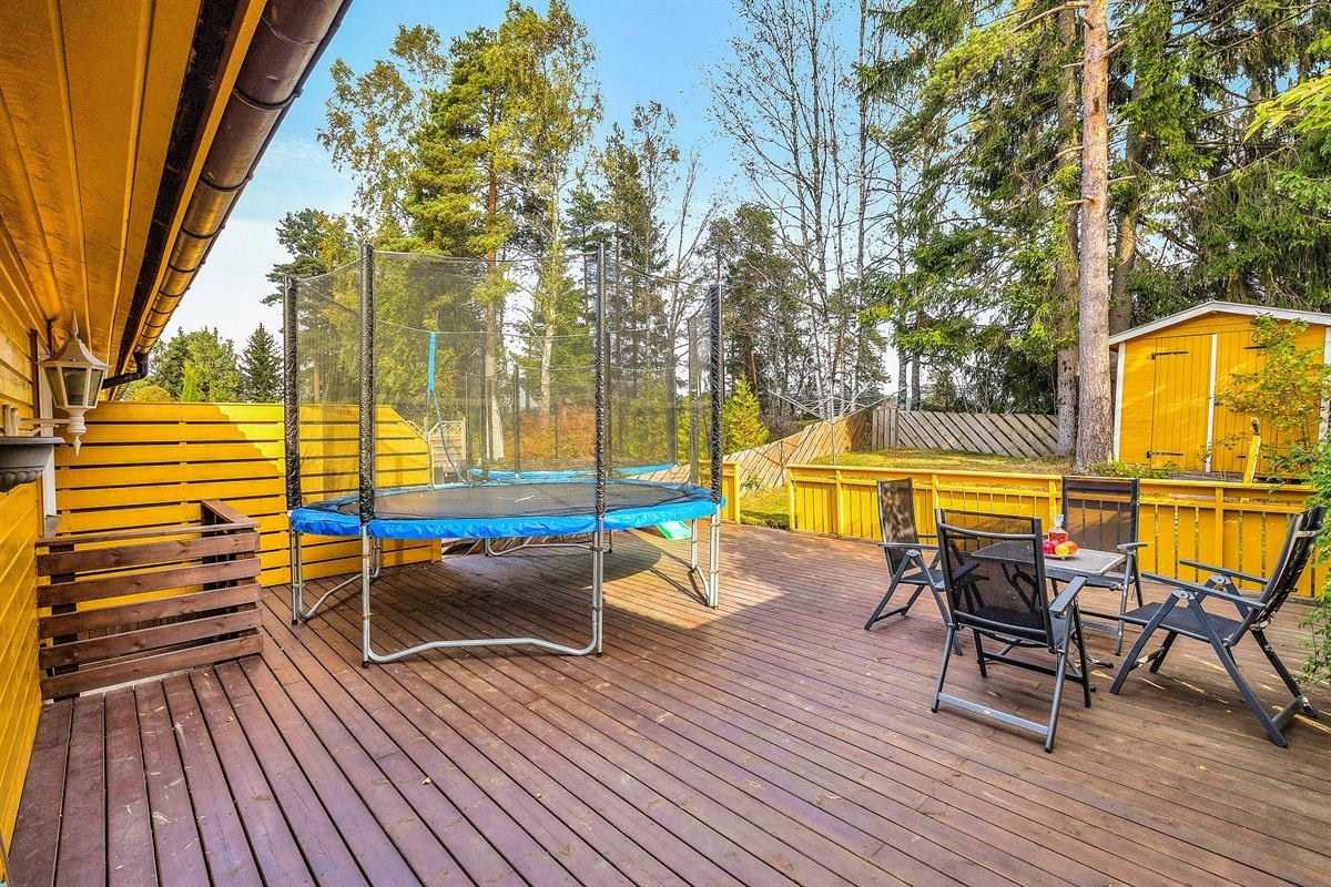 Det er faktisk god plass til en trampoline på terrassen, og direkte adkomst til hage med plen Galleribilde