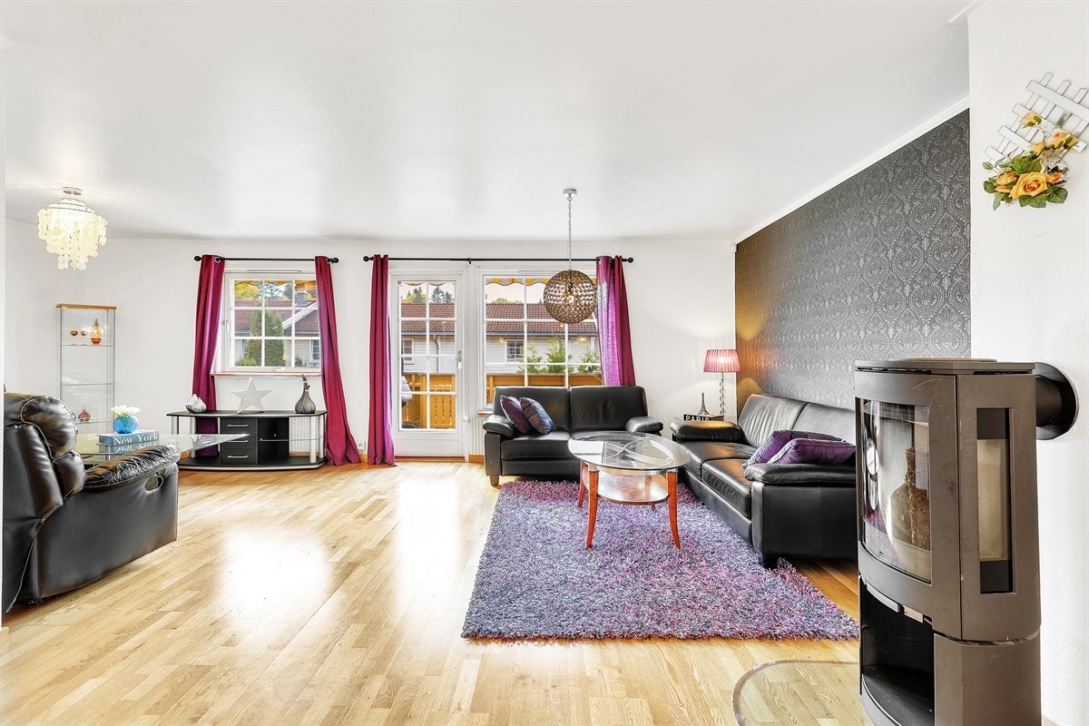 Rommet er også utstyrt med en peisovn for ekstra varme og hygge Galleribilde