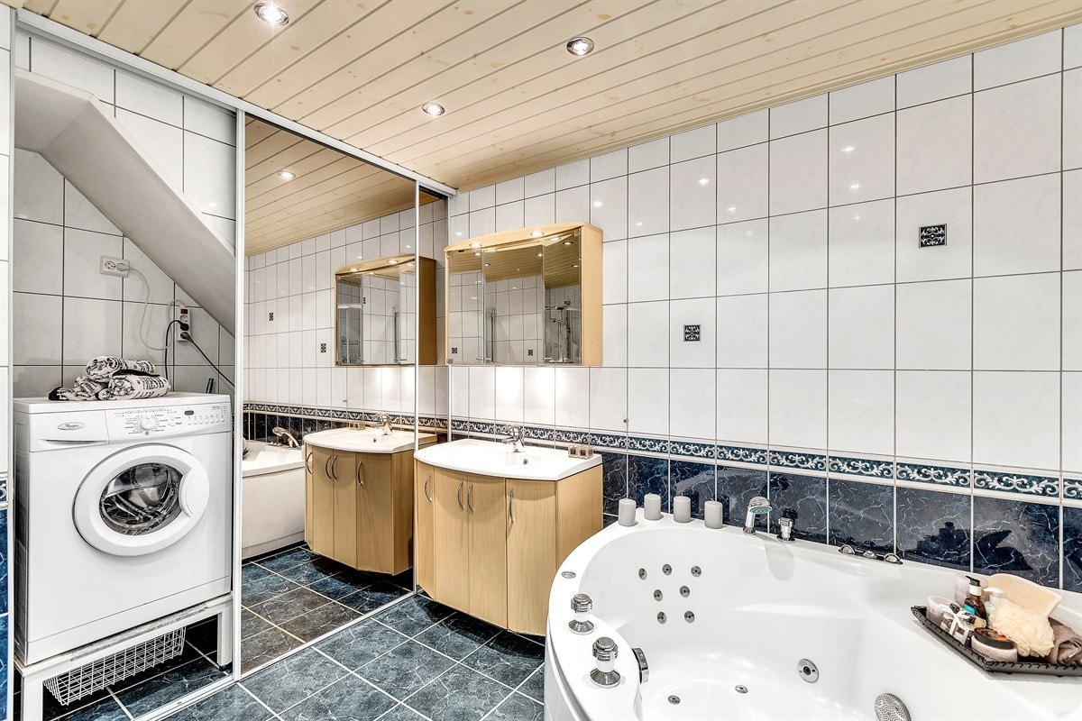 Det er installert skyvedører med speilfront foran opplegget for vaskemaskin Galleribilde