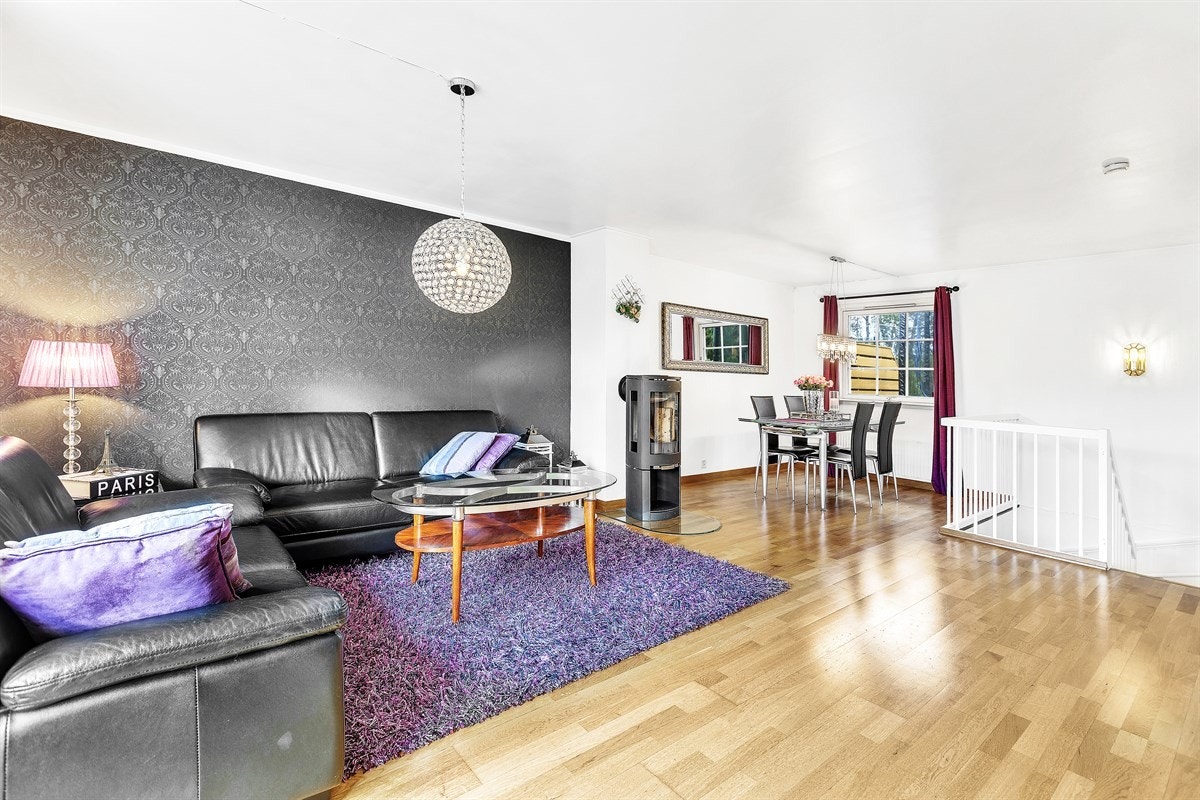 Rommet er også utstyrt med en peisovn for ekstra varme og hygge Galleribilde