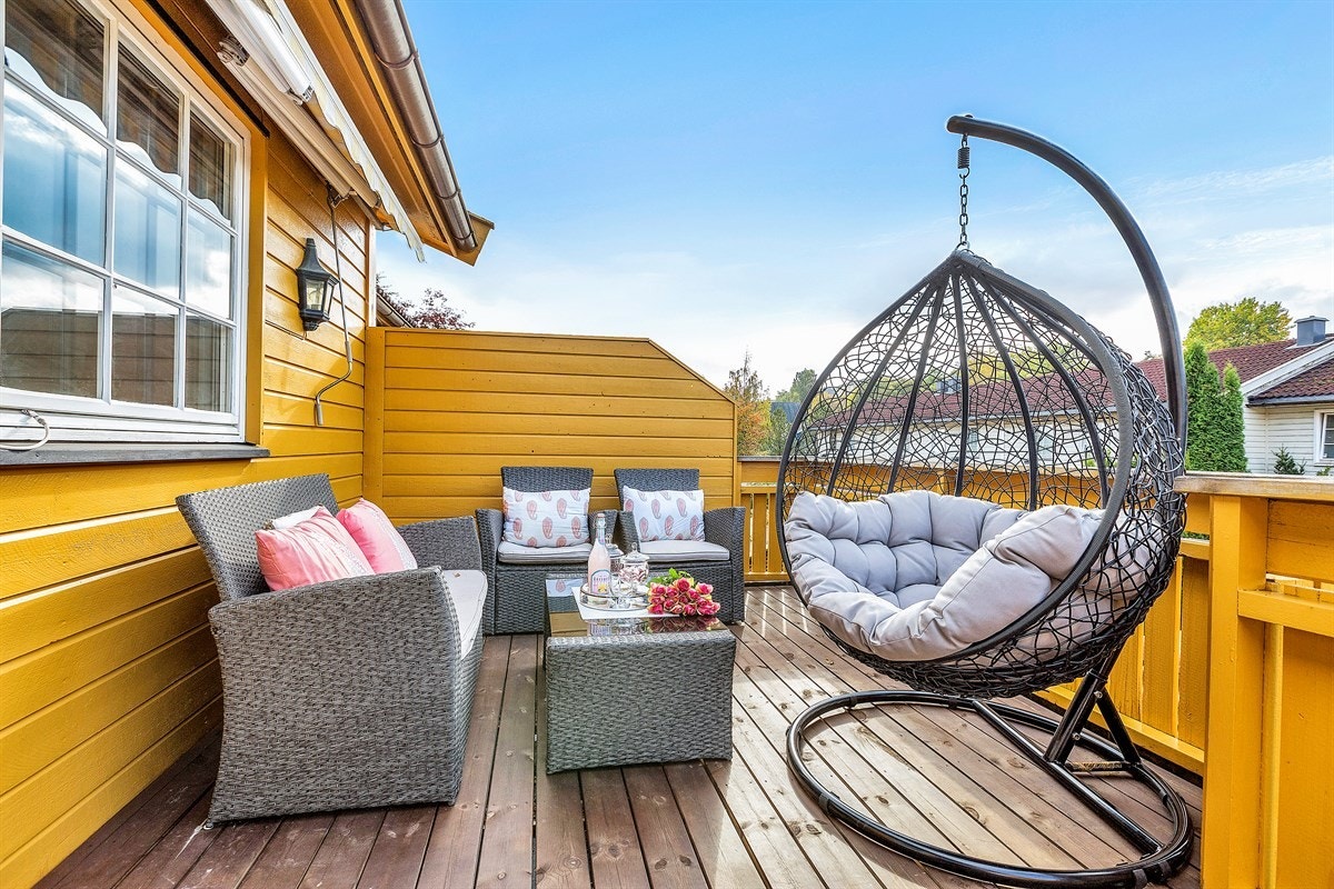 Fra stuen i andre etasje er det utgang til en stor balkong på ca. 18,5 kvm, med bred elektrisk markise Galleribilde