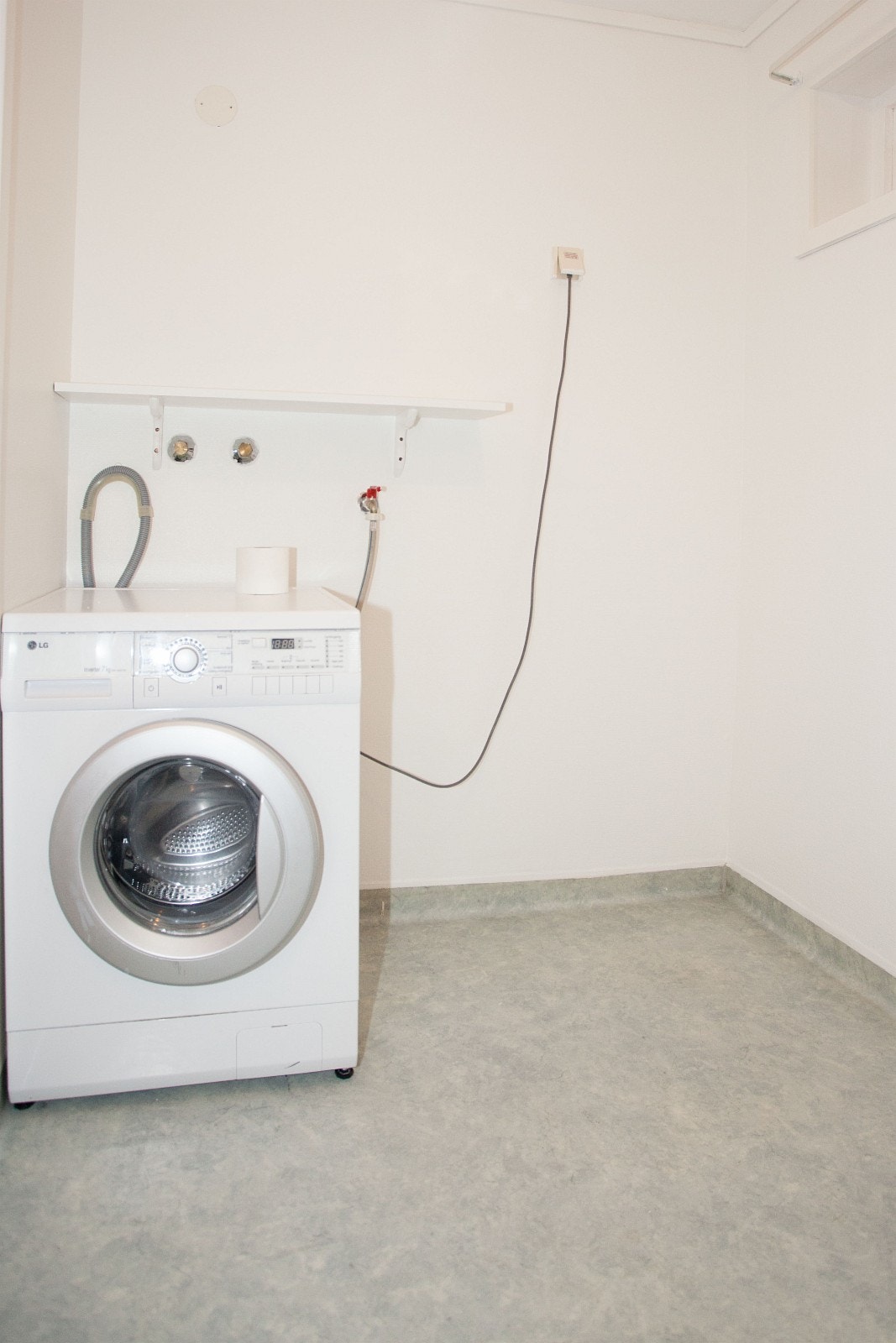 Bad med plass til vaskemaskin & tørketrommel Galleribilde