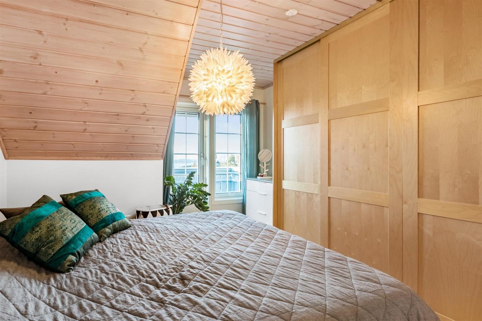 Hovedsoverommet har utgang til balkong, og stor skyvedørsgarderobe. Galleribilde