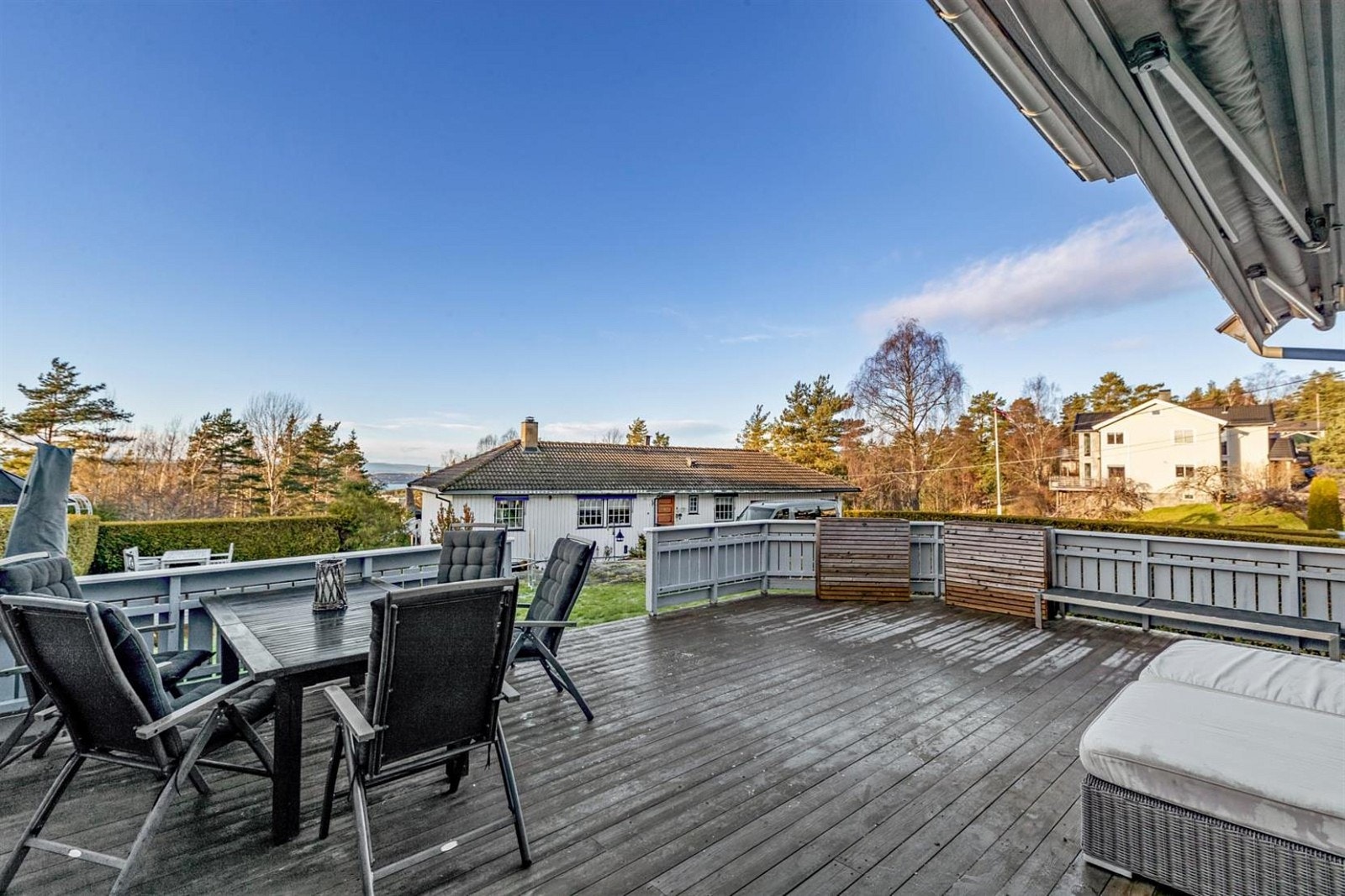 Stor terrasse hvor man kan kose seg i finværet. Galleribilde