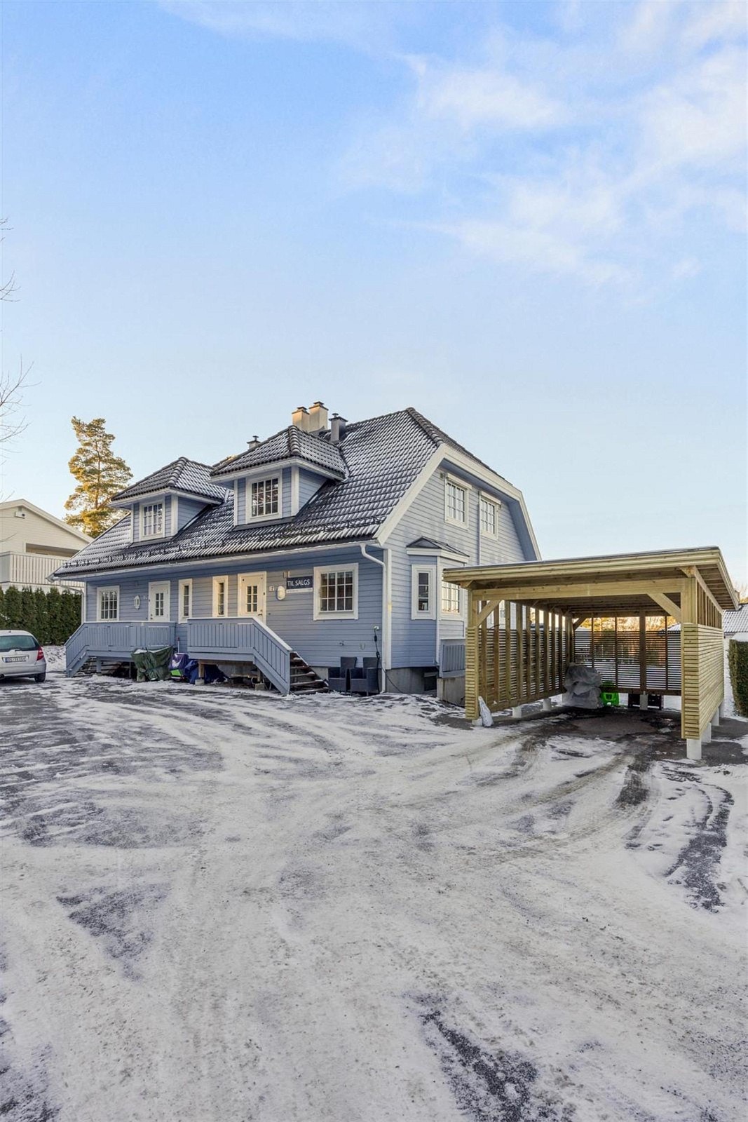 Det er godt med parkeringsplass, både i carport og foran boligen. Galleribilde