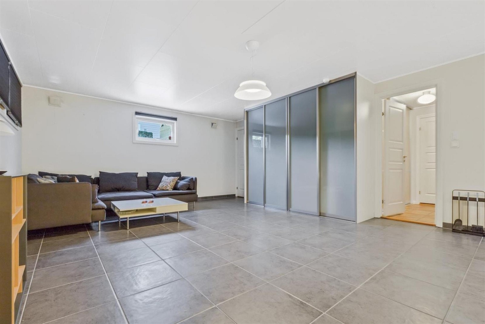 Det er god lagringsplass i skyvedørsgarderoben. Galleribilde