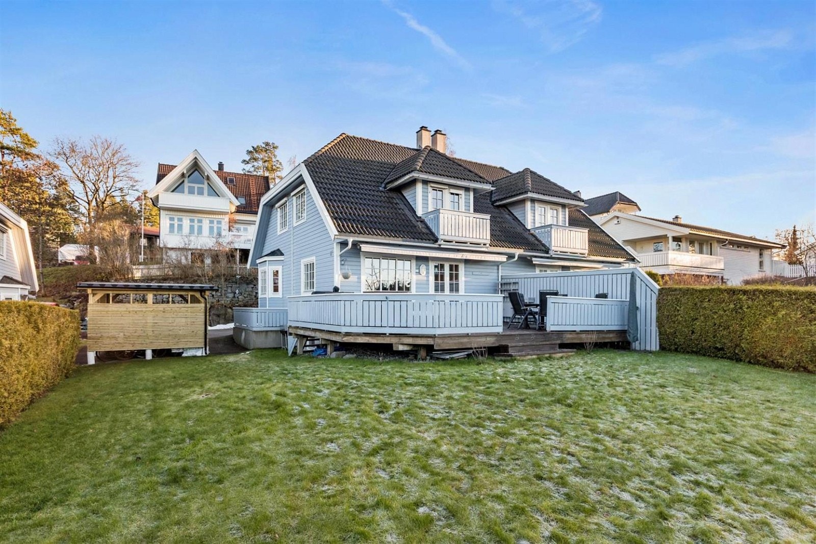 Stor hage og terrasse. Galleribilde