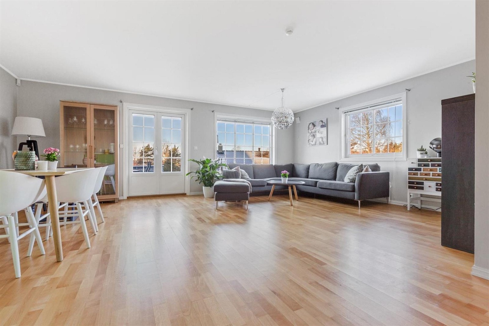 Stor og innbydende stue med utgang til terrassen. Galleribilde