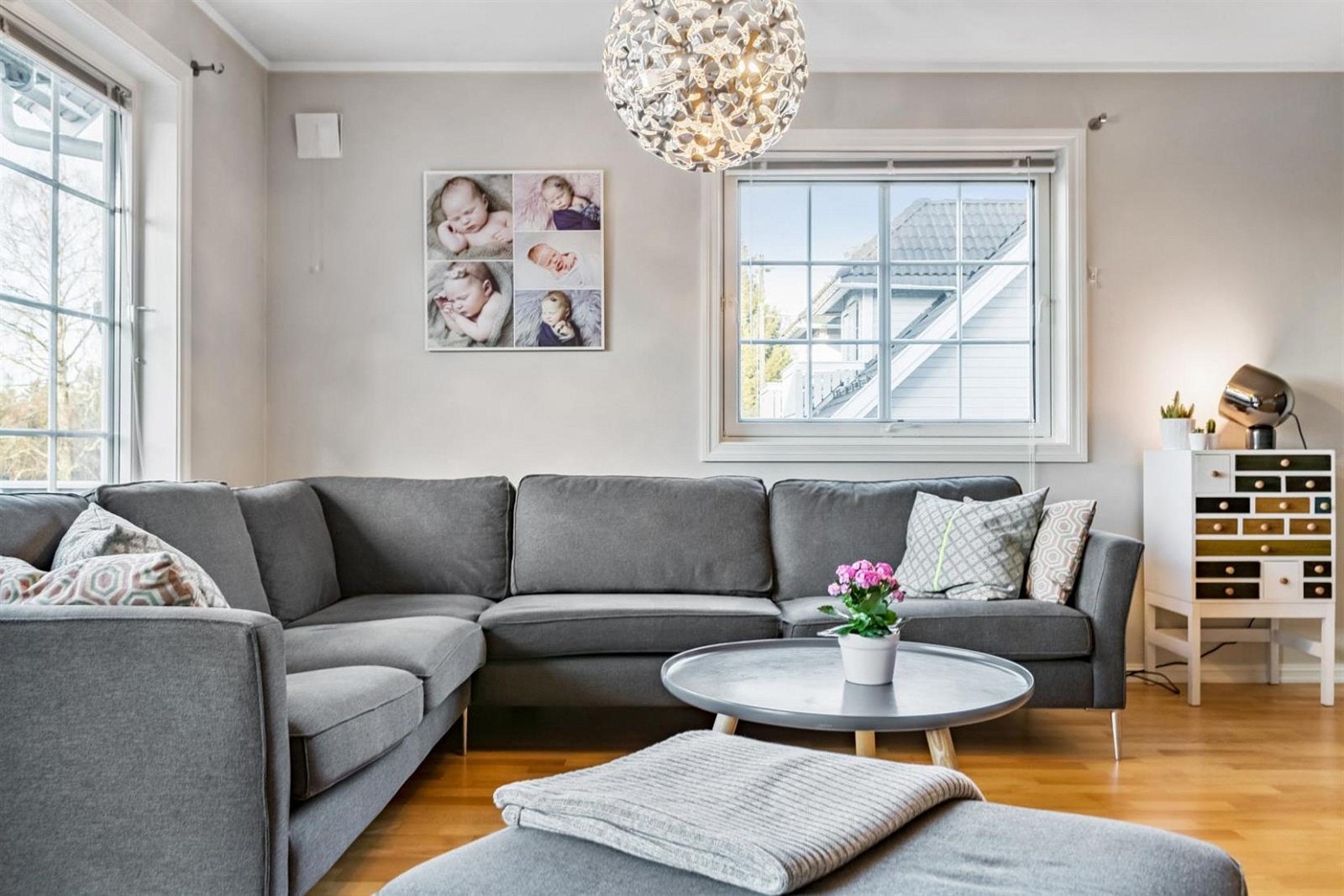 Det er god plass til en hyggelig sofakrok i stuen. Galleribilde