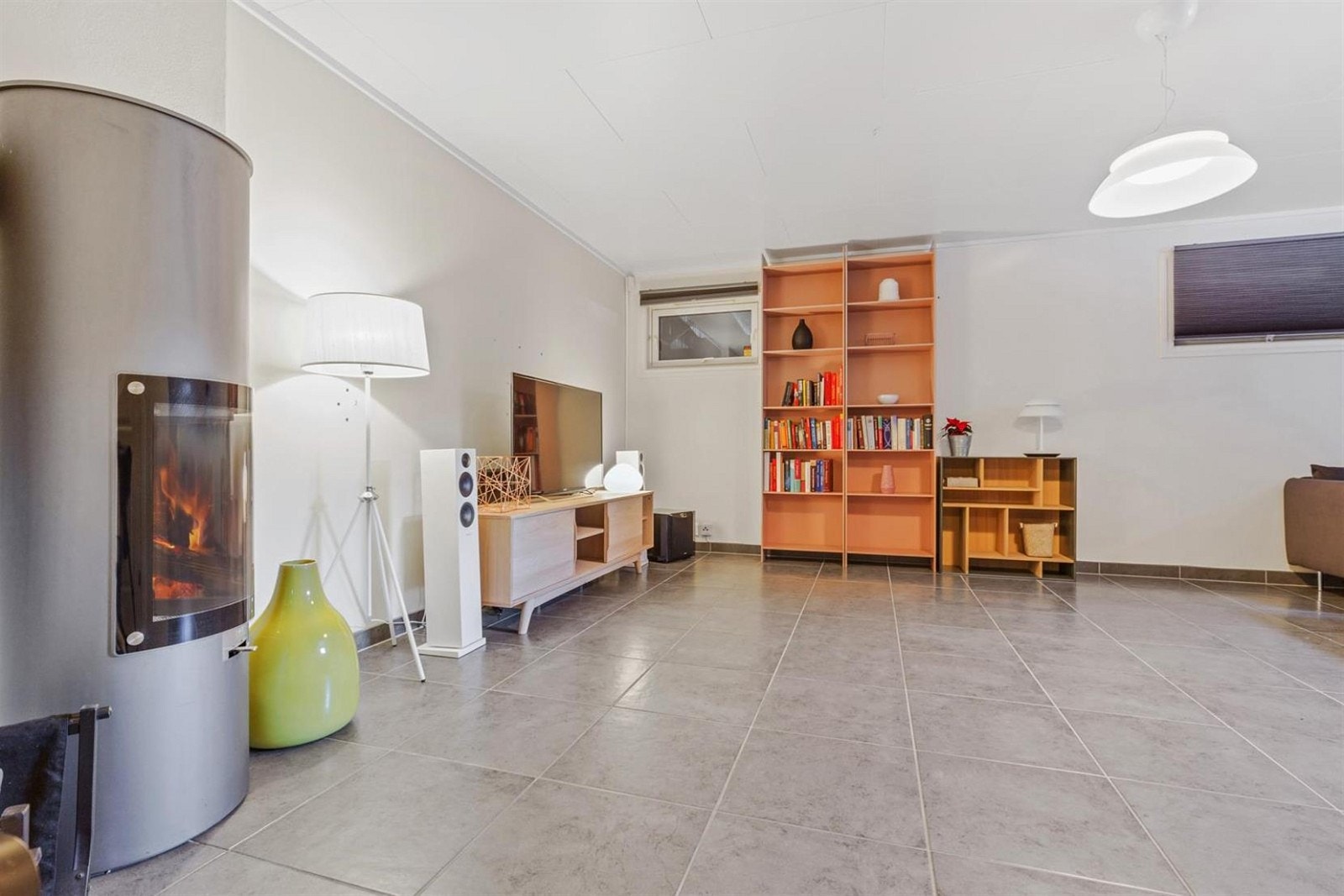 Hyggelig kjellerstue med peisovn som varmer godt en vinterskveld. Galleribilde