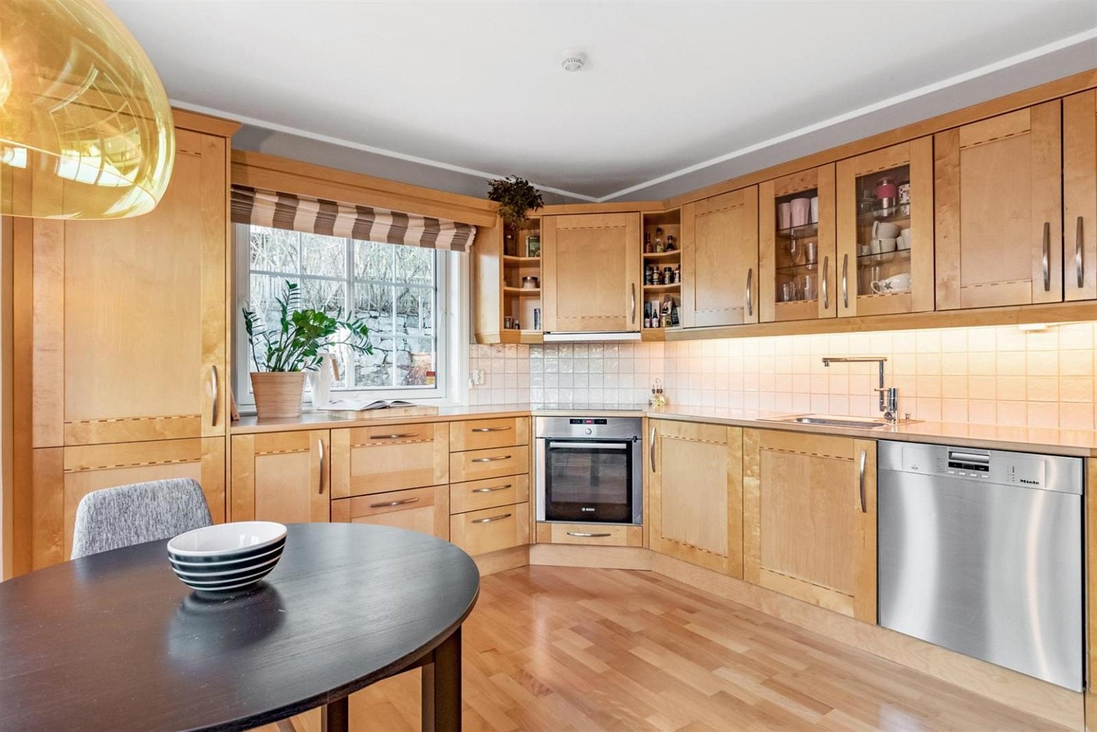 Kjøkkenet har godt med både benke- og skapplass. Galleribilde