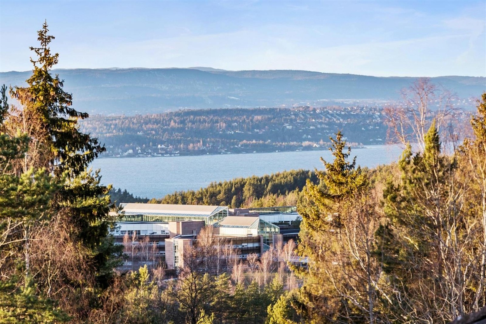 Flott utsikt fra balkongen i andre etasje. Galleribilde
