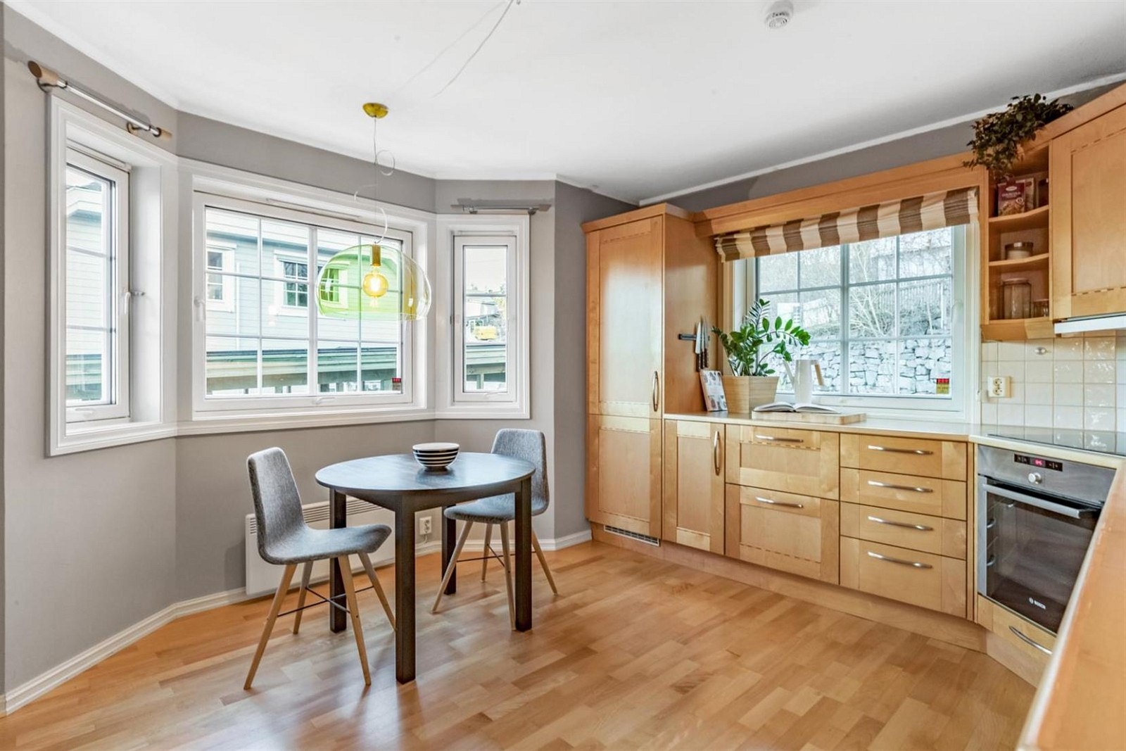 Lyst og luftig kjøkken med mye lysinnslipp fra store vinduer. Galleribilde