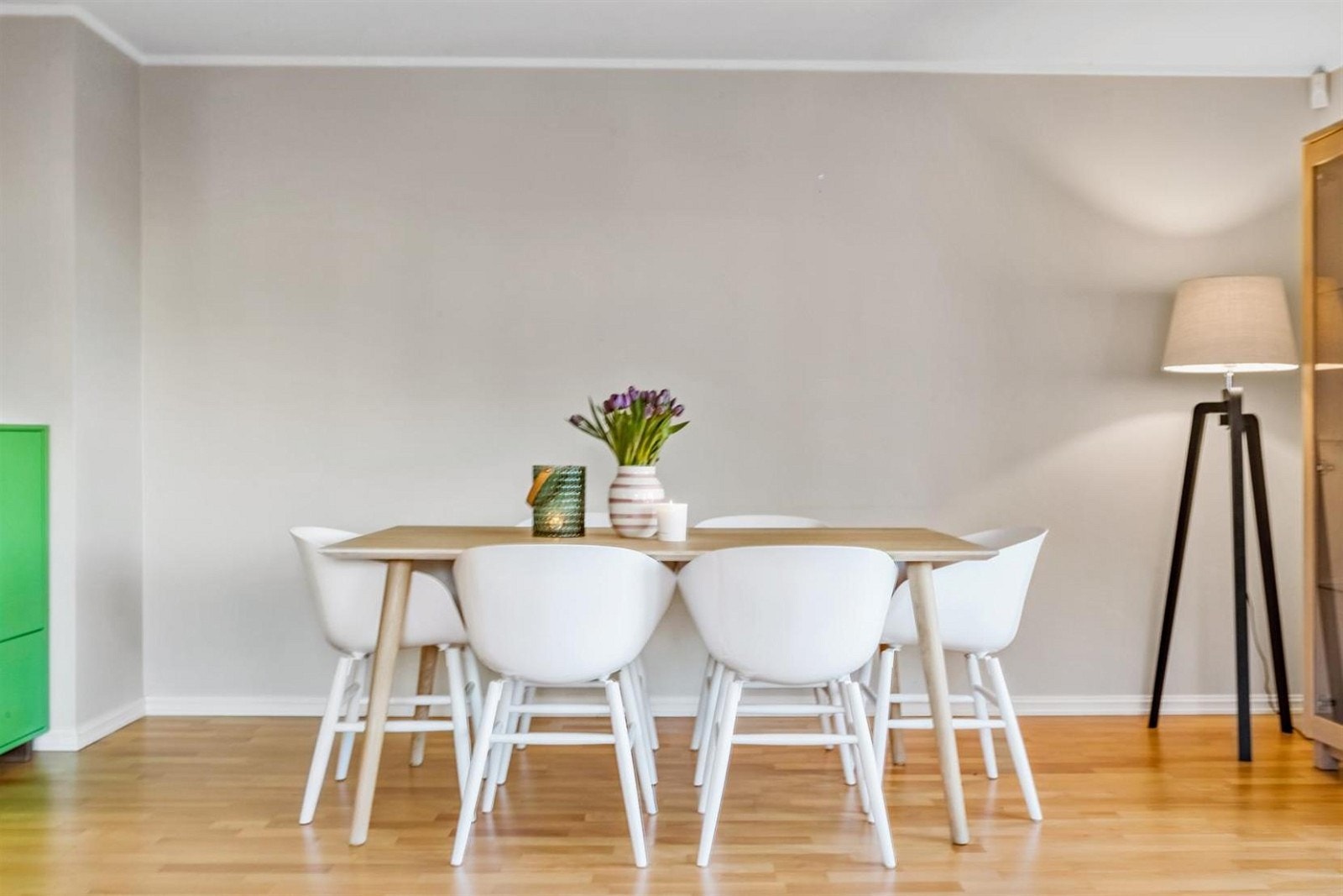 Det er god plass til mange rundt bordet i spisestuen. Galleribilde