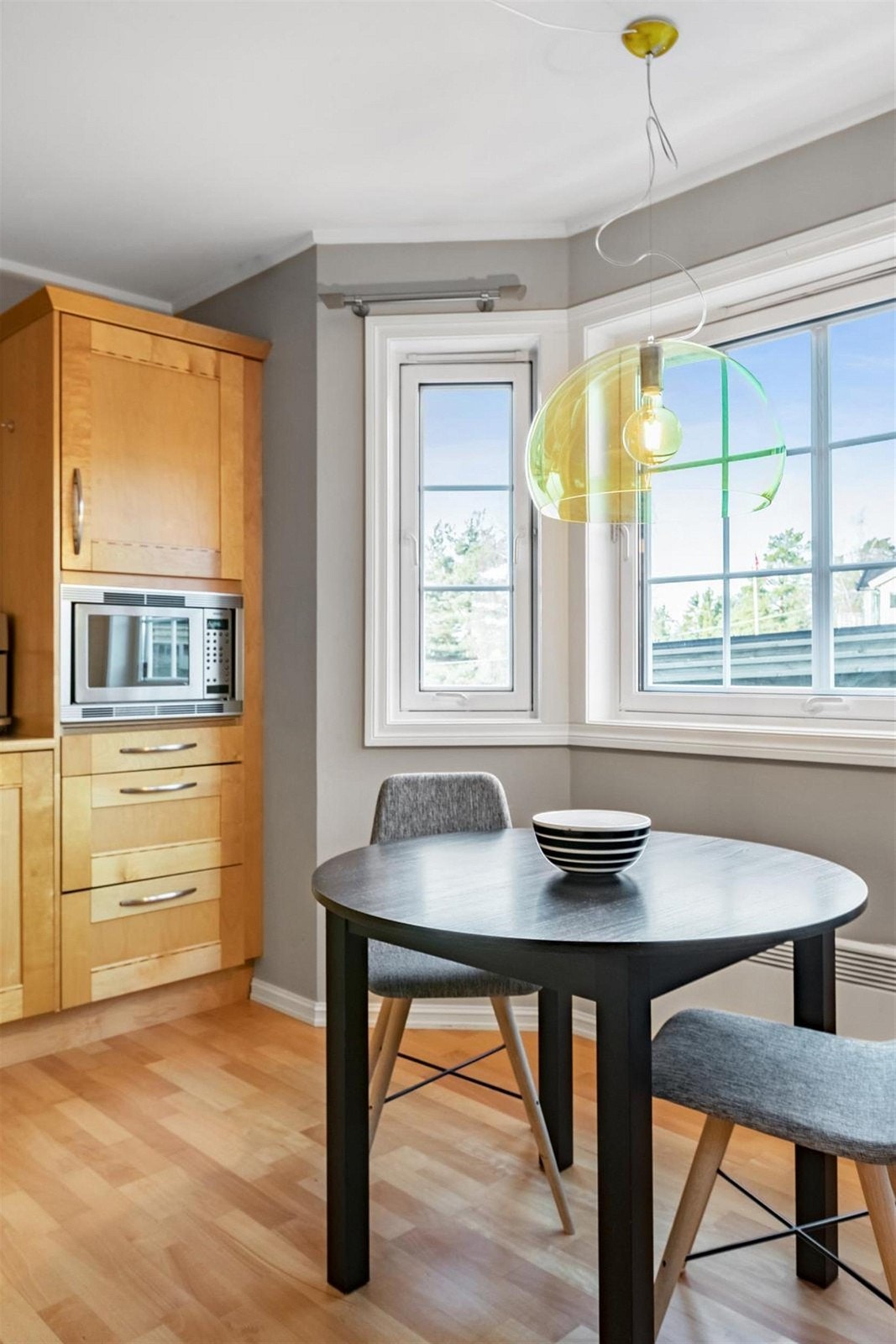 Det er plass til en hyggelig frokostkrok på kjøkkenet. Galleribilde