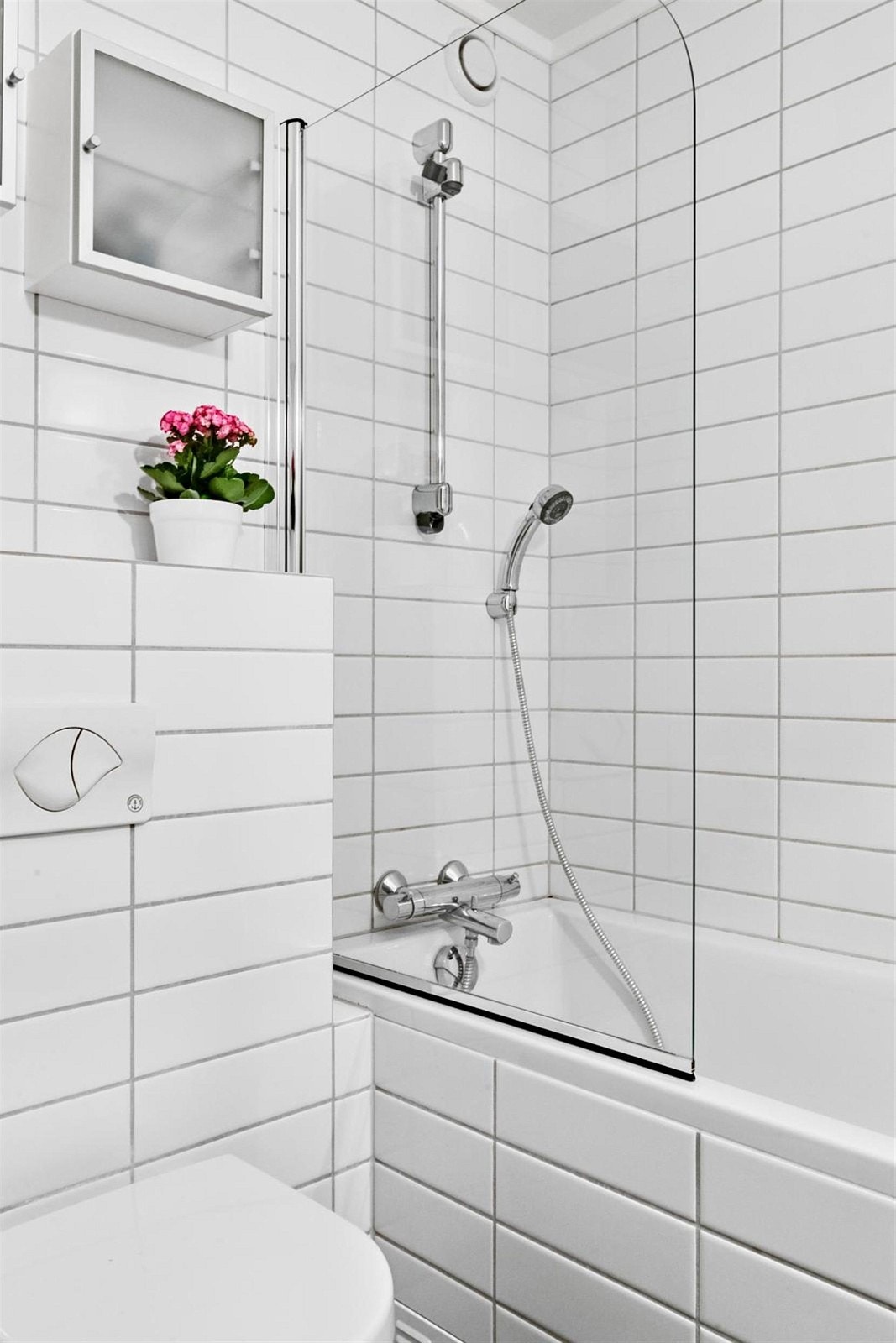 Bad med badekar i underetasjen. Galleribilde