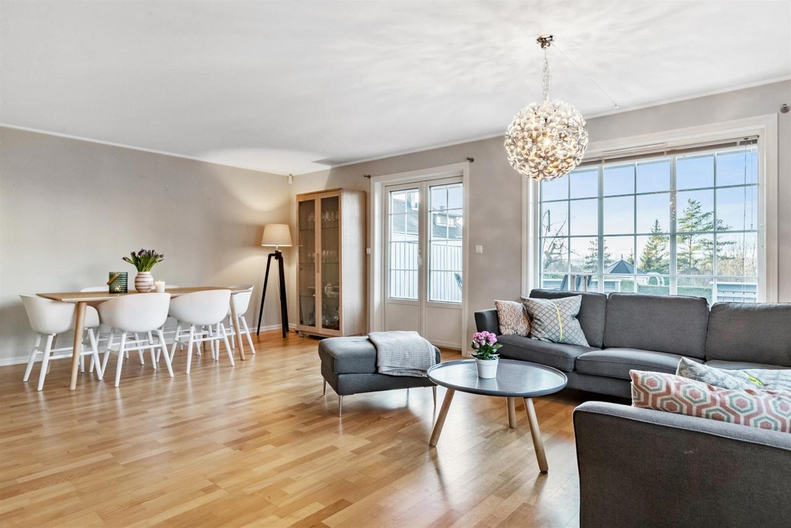 Stuen er stor nok til både sofa og spisestue Galleribilde