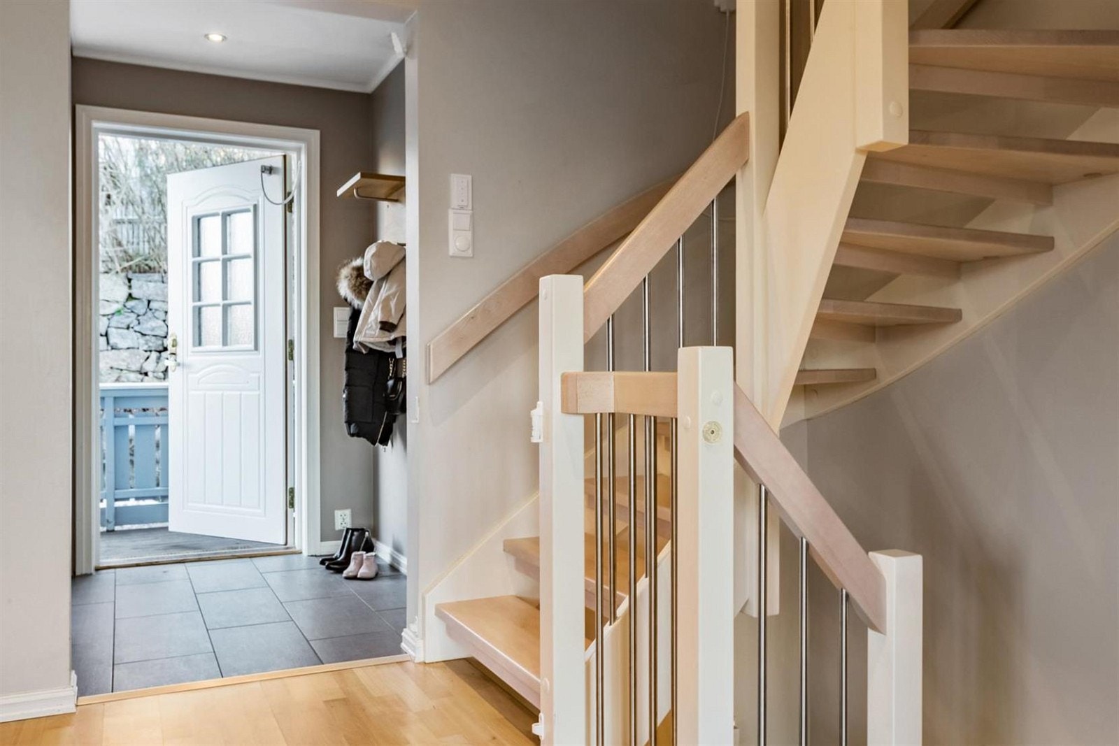 Entré med skyvedørsgarderobe. Galleribilde