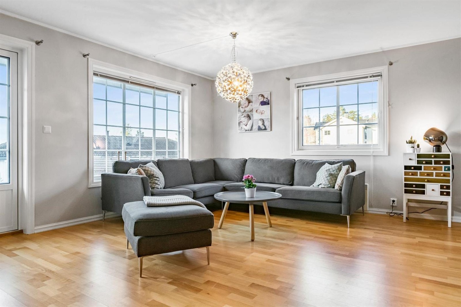 Lys og luftig stue med store vinduer. Galleribilde