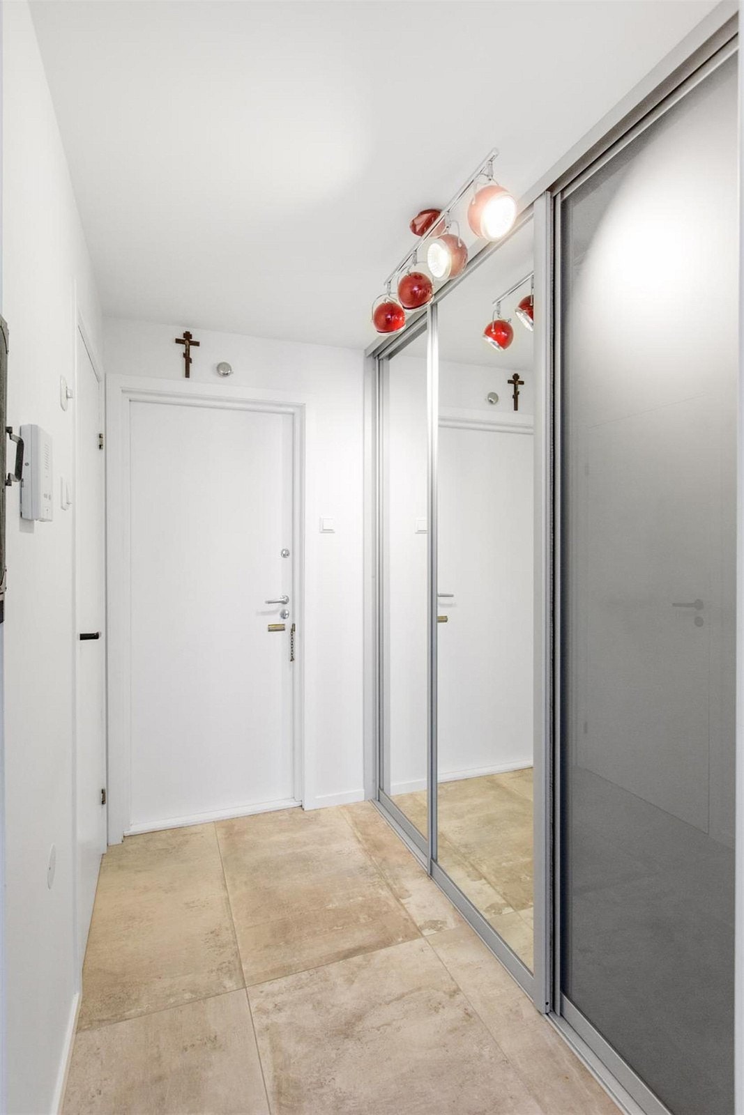 Flislagt gulv og skyvedørsgarderobe med speil Galleribilde