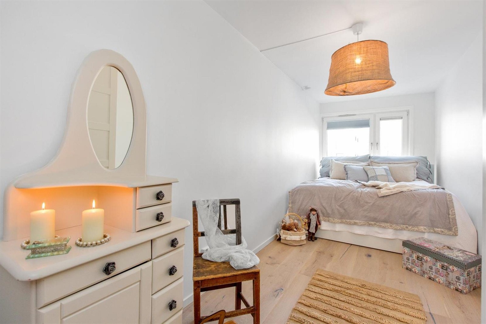 Stort soverom med plass til dobbeltseng Galleribilde