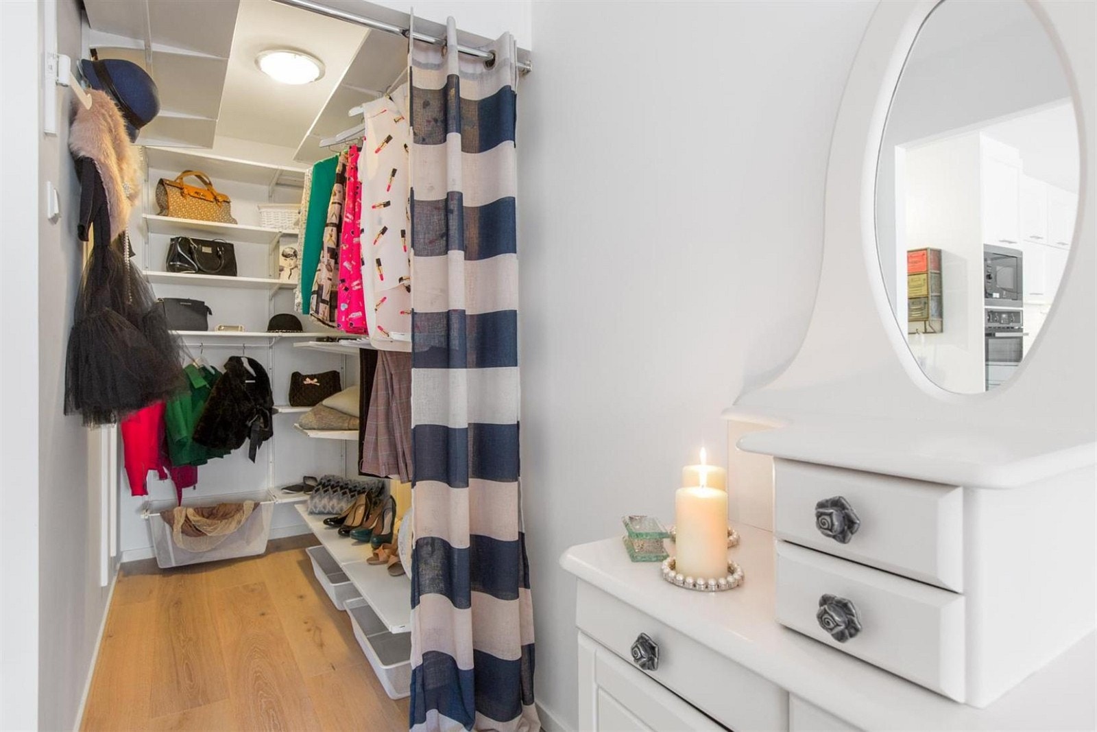 Walk-in closet med god oppbevaringsplass Galleribilde