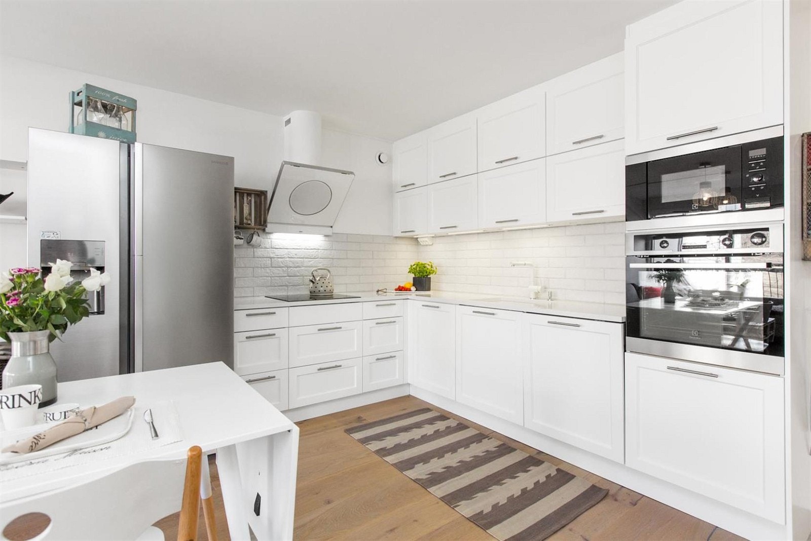 Lyst og nytt kjøkken fra 2016 med integrerte hvitevarer Galleribilde