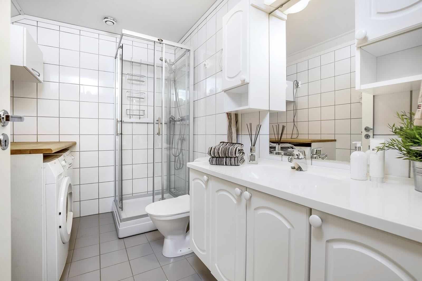 Flislagt bad i loftsetasje Galleribilde