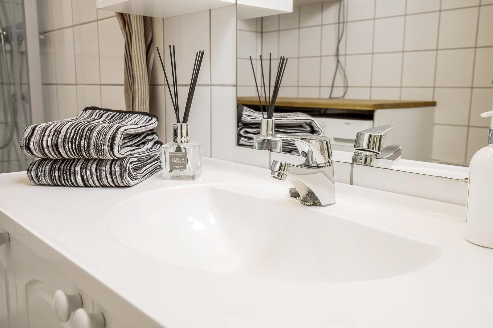 Flislagt bad i loftsetasje Galleribilde