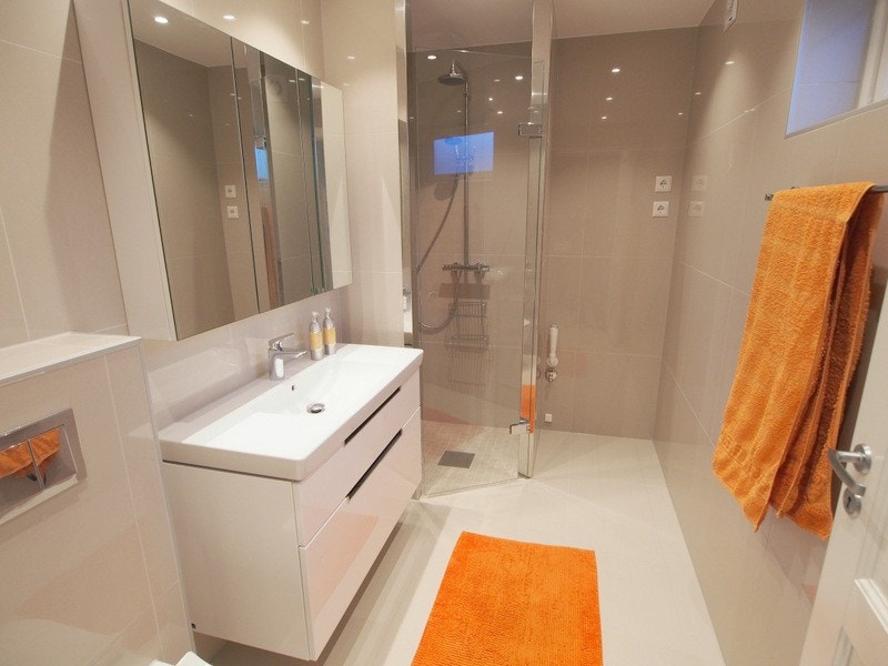 Lekkert bad med opplegg for vaskemaskin/tørketrommel. Dersom leietaker ikke har vaskemaskin/tørketrommel vil utleier kjøpe inn dette. Galleribilde