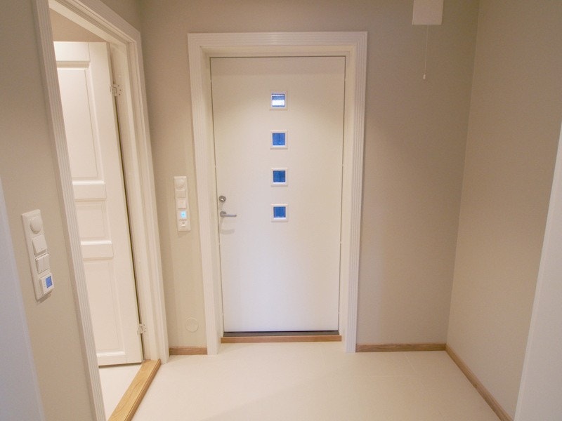 Egen inngang. Gang med garderobeskap. Galleribilde
