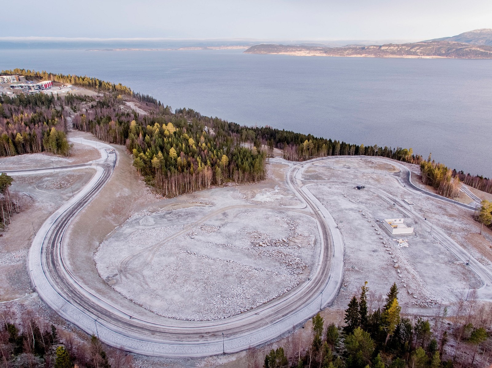 Oversiktsbilde over utbyggingsområdet, Skatval ligger på andre siden av fjorden Galleribilde