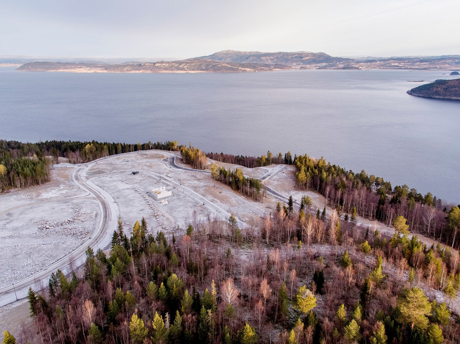 Frosta og Skatval ligger på den andre siden av fjorden i nordlig retning Galleribilde