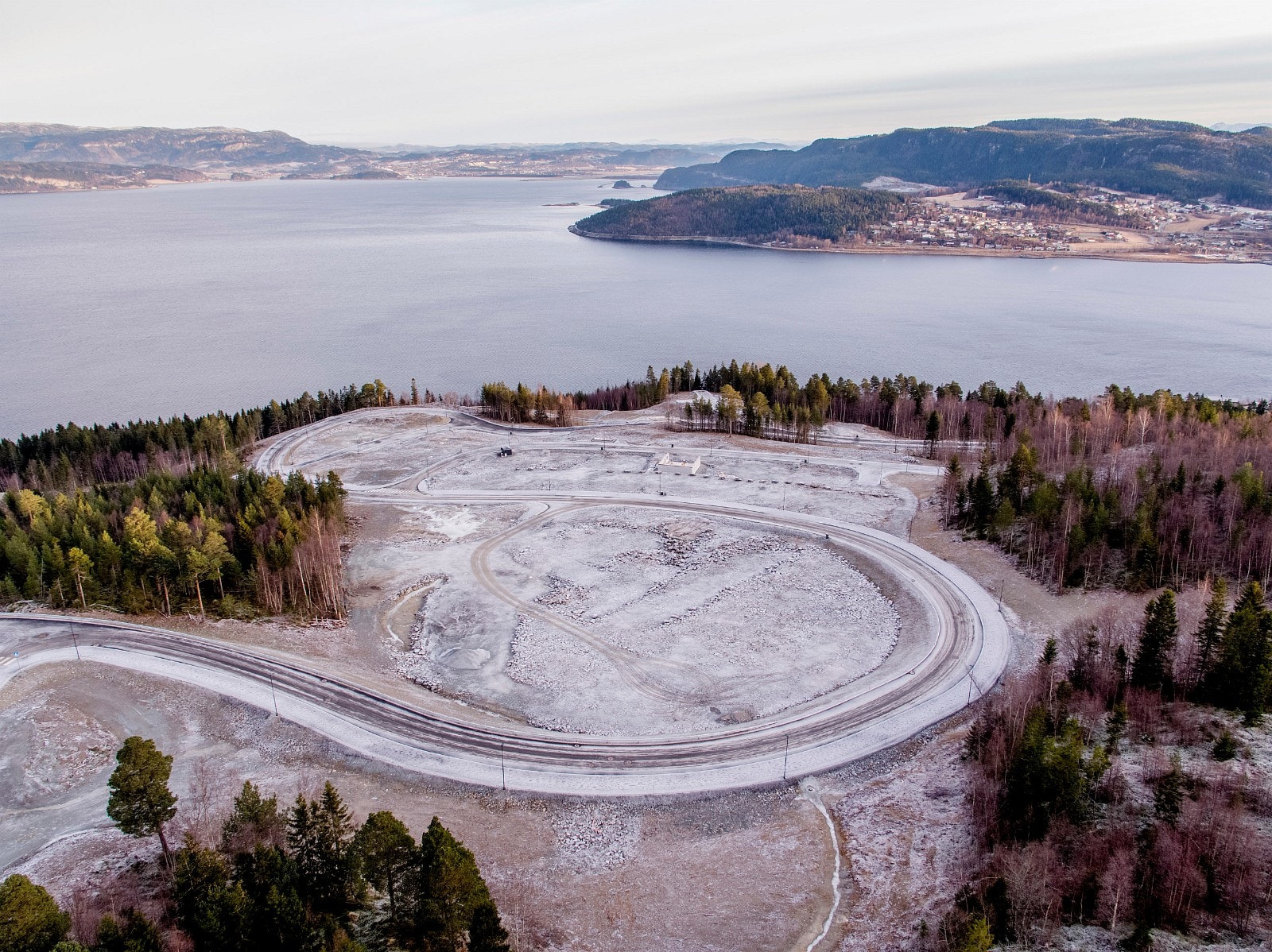 Oversiktsbilde over utbyggingsområdet. Stjørdal og Solbakken i Hommelvik ligger på andre siden av fjorden og vika. Galleribilde