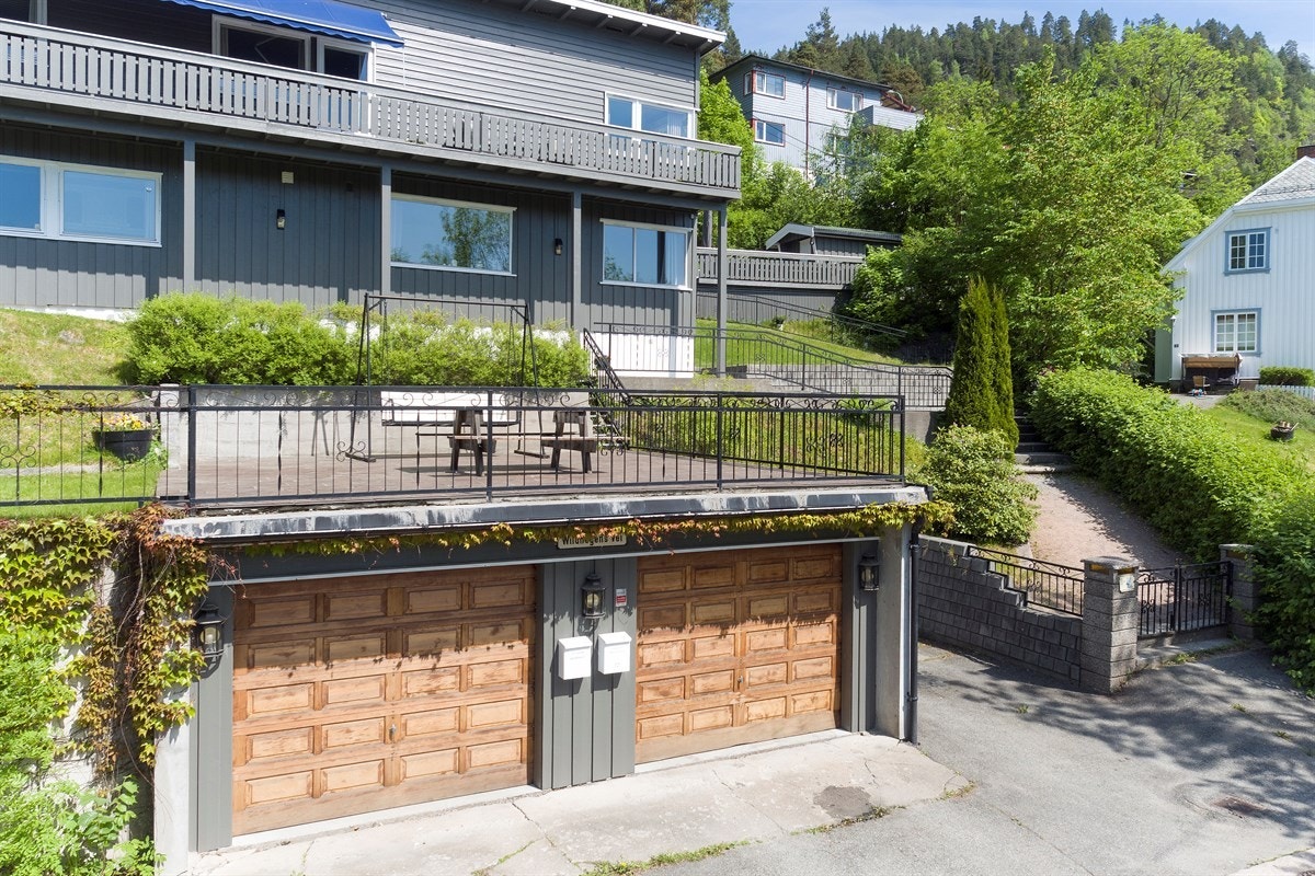 Det er parkering i dobbelgarasje med elektriske porter. Galleribilde