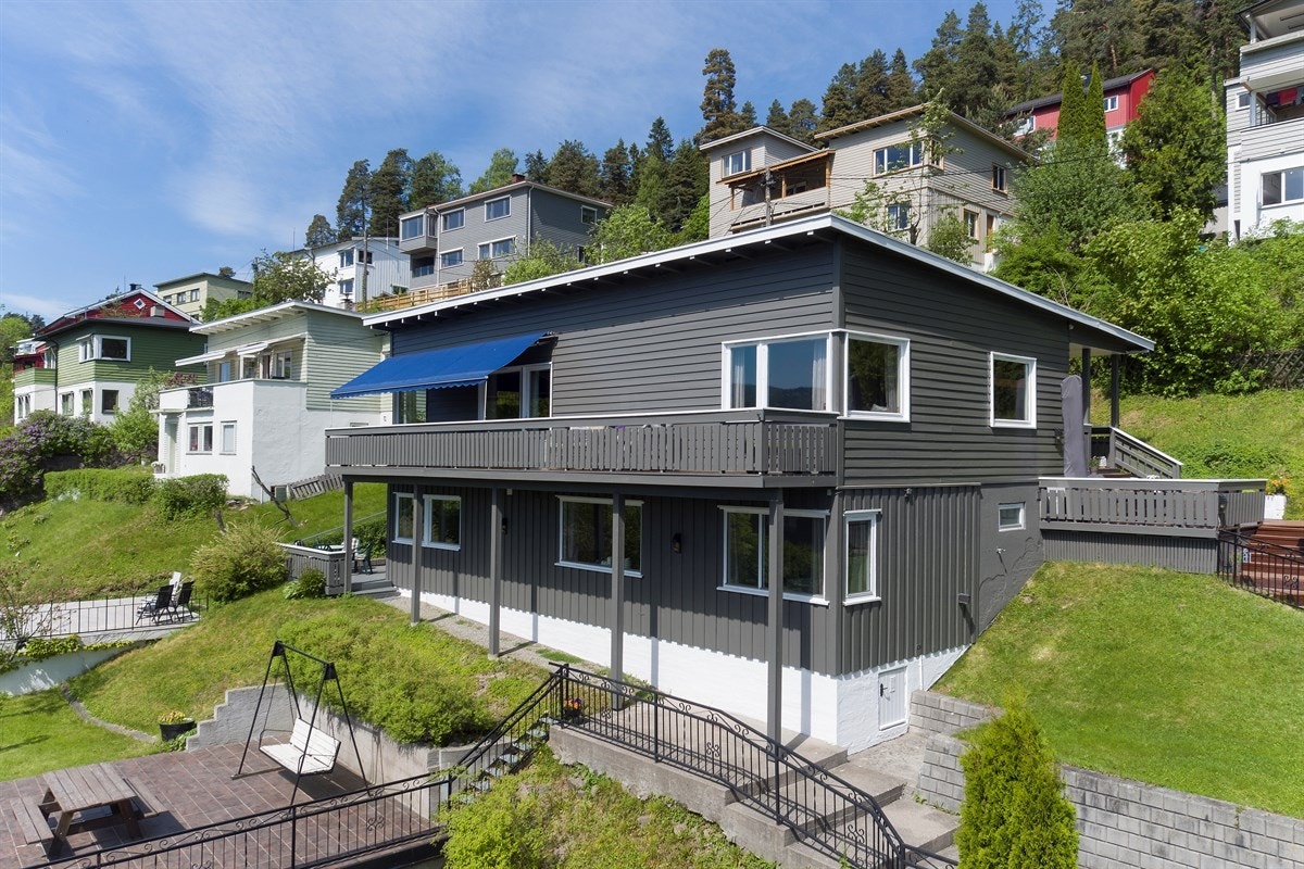 I tillegg har første etasje utgang til en solrik balkong. Galleribilde