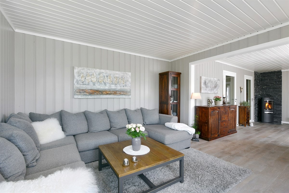 En moderne peisovn fremheves med smakfull bruk av dekorflis. Galleribilde