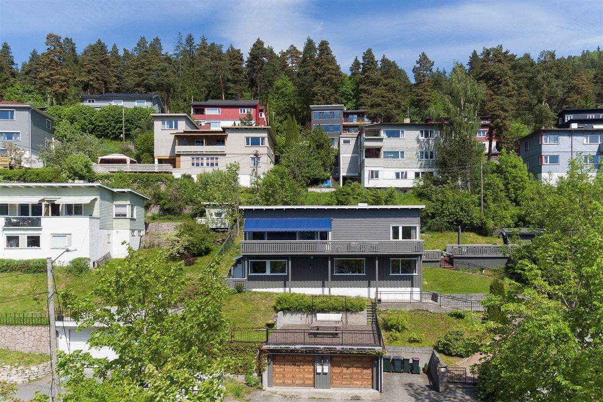 Eiendommen har en flott beliggenhet, med svært kort gange til sentrum, og med vidstrakt utsikt over den pulserende elvebyen. Galleribilde