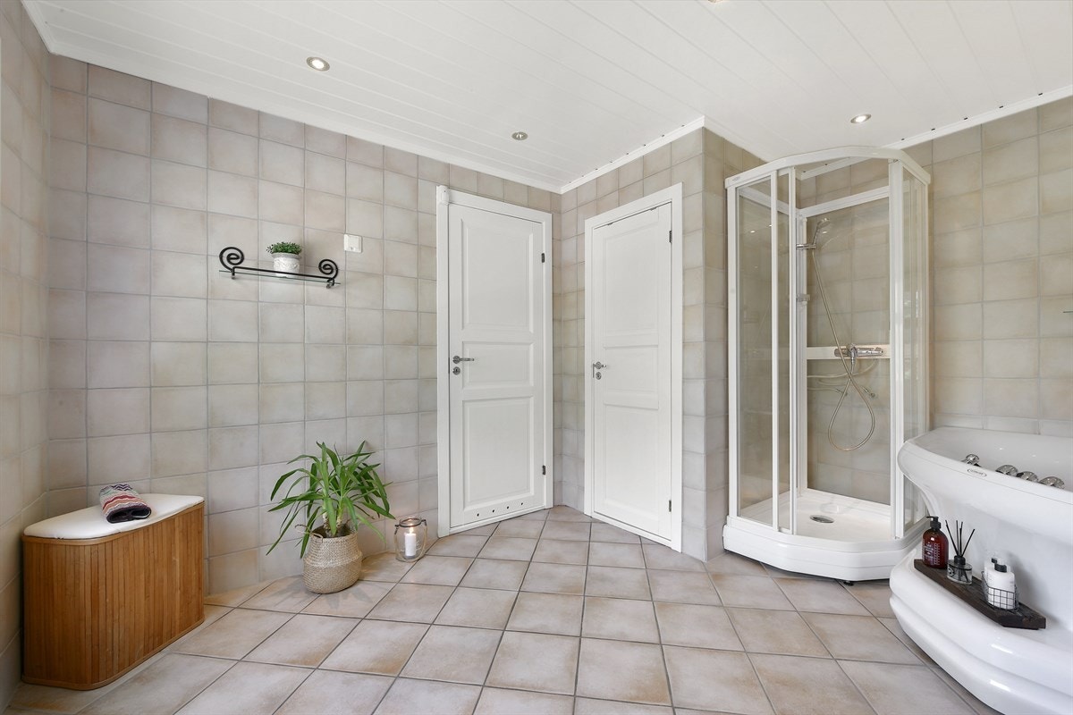 Hovedsoverommet har direkte adkomst til badet. Galleribilde