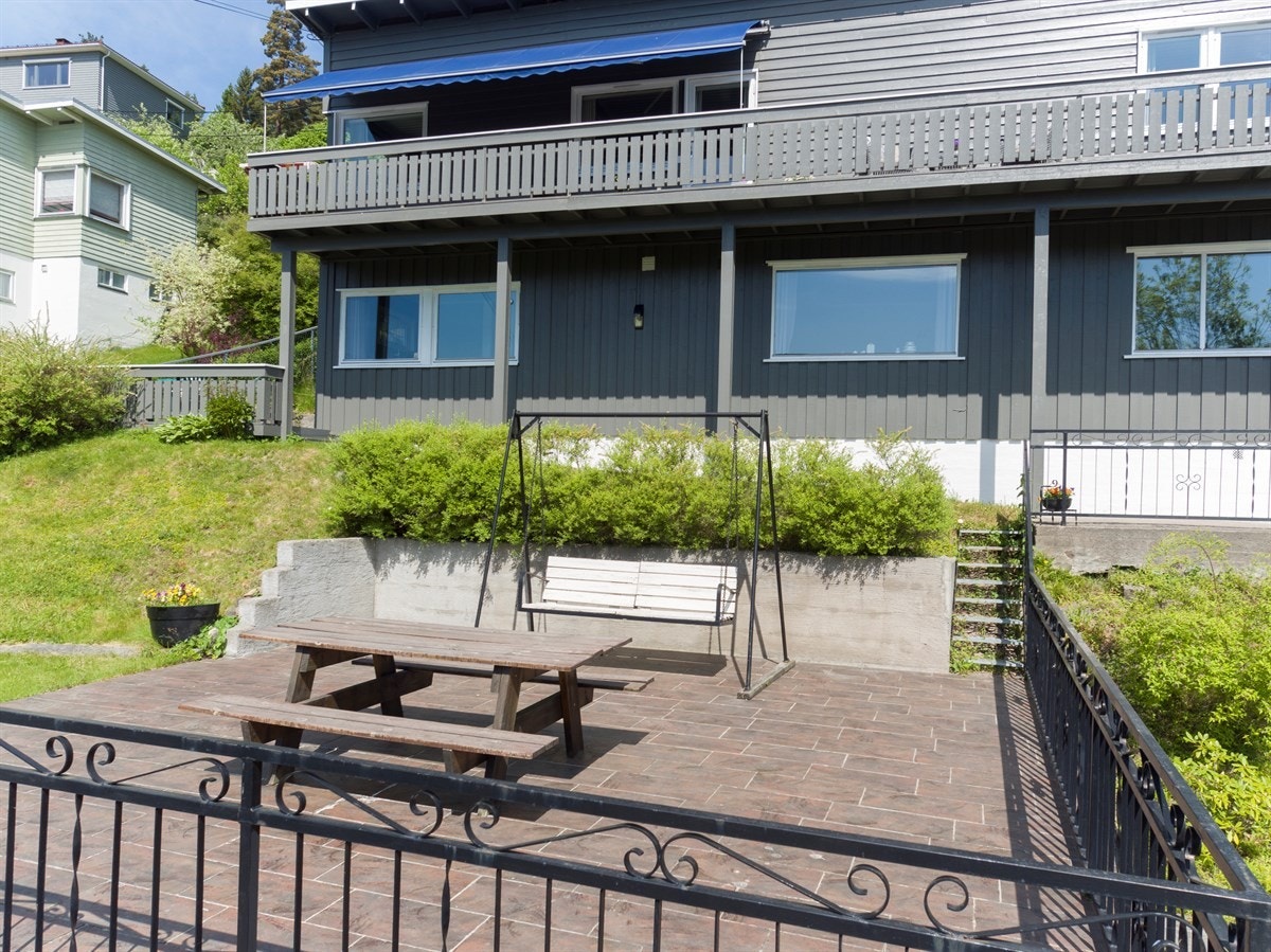 Herlig uteplass med gode solforhold. Galleribilde